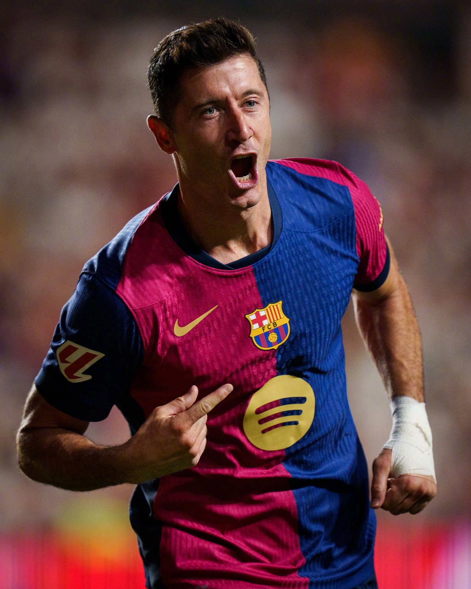 曼联险胜曼城，莱万补时绝平欧联杯